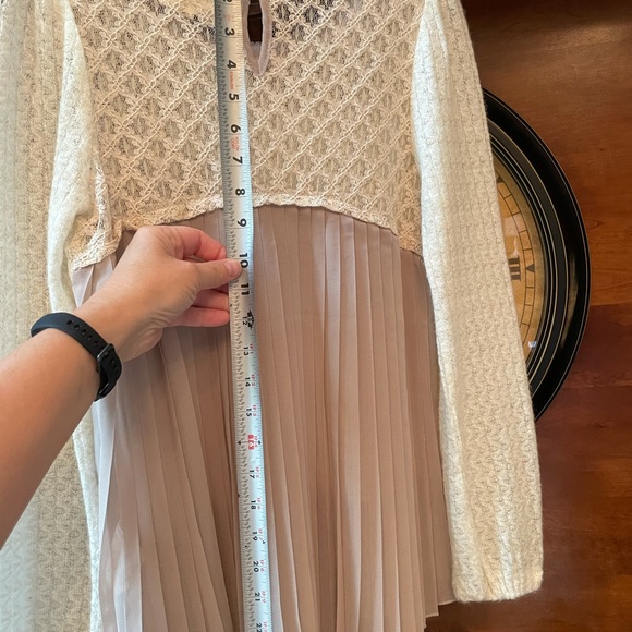 Cream colored shirt with back button - Picture 5 of 7